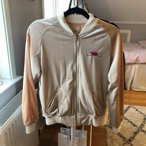  - Kofta med coolt tryck på. Köpt på urban outfitters i New York för 400kr. Endast använd vid enstaka tillfälle så som ny. Kan frakta eller mötas upp i Uppsala 💕