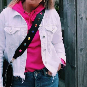  - Fint väskband med nitar i olika färger. Använd fåtalgånger, nyskick🤩 Från revivebags.