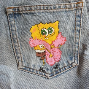 Jeans - Ett par jeans som jag själv har målad med textilfärg, går att tvätta i 40 grader. Jeansen är inte använda sen dom blev målade, men innan det här jag använt dom mycket. Dom är fof i fint4t skick. Jeansen är från början från monki i modell enligt bilden. 