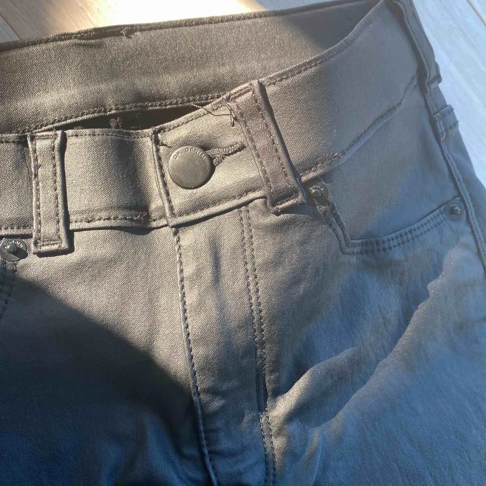 Helt ny jättefin Dr Denim svart ’Plenty Jeans Metal’. XS storlek. Originalpriset är 599kr. Mötas/frakt kommer . Jeans & Byxor.