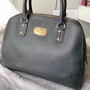  - Äkta Michael kors väska som jag köpte i usa för 2 år sen. Lite slitage under men annars i bra skick. 