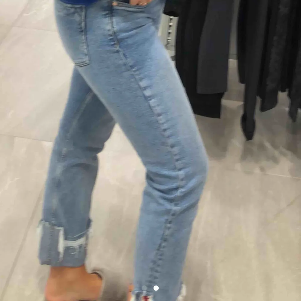 Skit snygga jeans med coola detaljer, går även att vika ner där nere så dem blir längre slitna jeans. Älskar modellen och passar till allt!!. Jeans & Byxor.