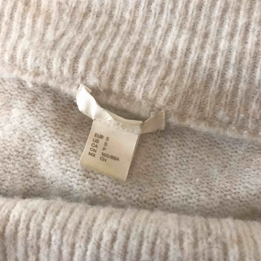 vit/beige stickad tröja från H&M i storlek S🥰  Använd ett fåtal gånger så den är i fint skick. köparen står för frakten eller möts upp i göteborg 💕. Stickat.