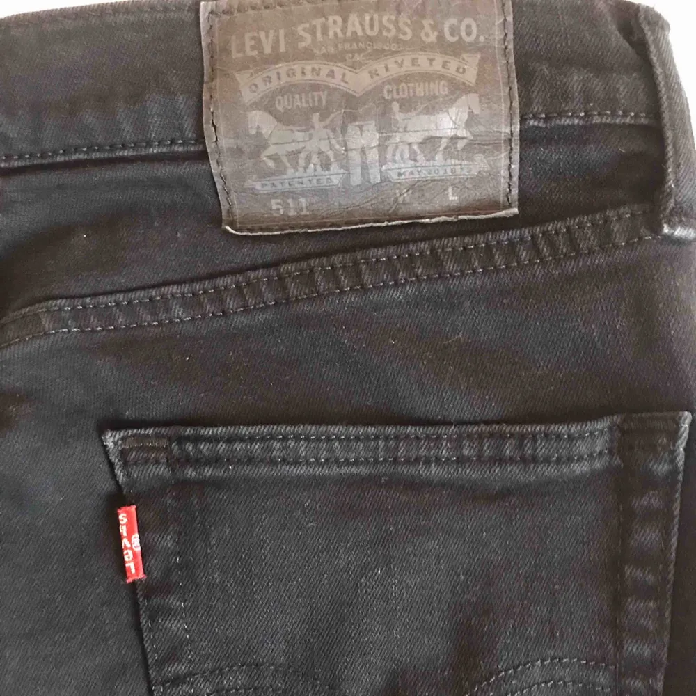 Sällan använt snyggt par mörka jeans från Levi’s. Till försäljning för ett bra pris då jag växt ur den. Tvättas i 30 grader. Fraktkostnad tillkommer.. Jeans & Byxor.