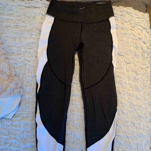  - Jättesköna träningsbyxor köpta på ullared!  Säljer då jag har andra par jag använder betydligt mycket mer(:  De sitter tajt men samtidigt stretchiga. 