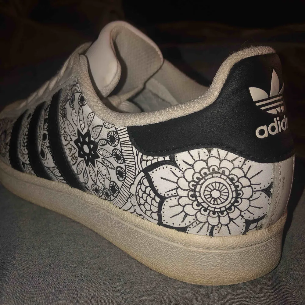 Adidas Superstars, använda ganska mycket, ritat mönstret med vattenfast textilpenna. Impregnerade. Stl 39. Utgångspris 150 kr, buda! Ingen frakt😉. Skor.