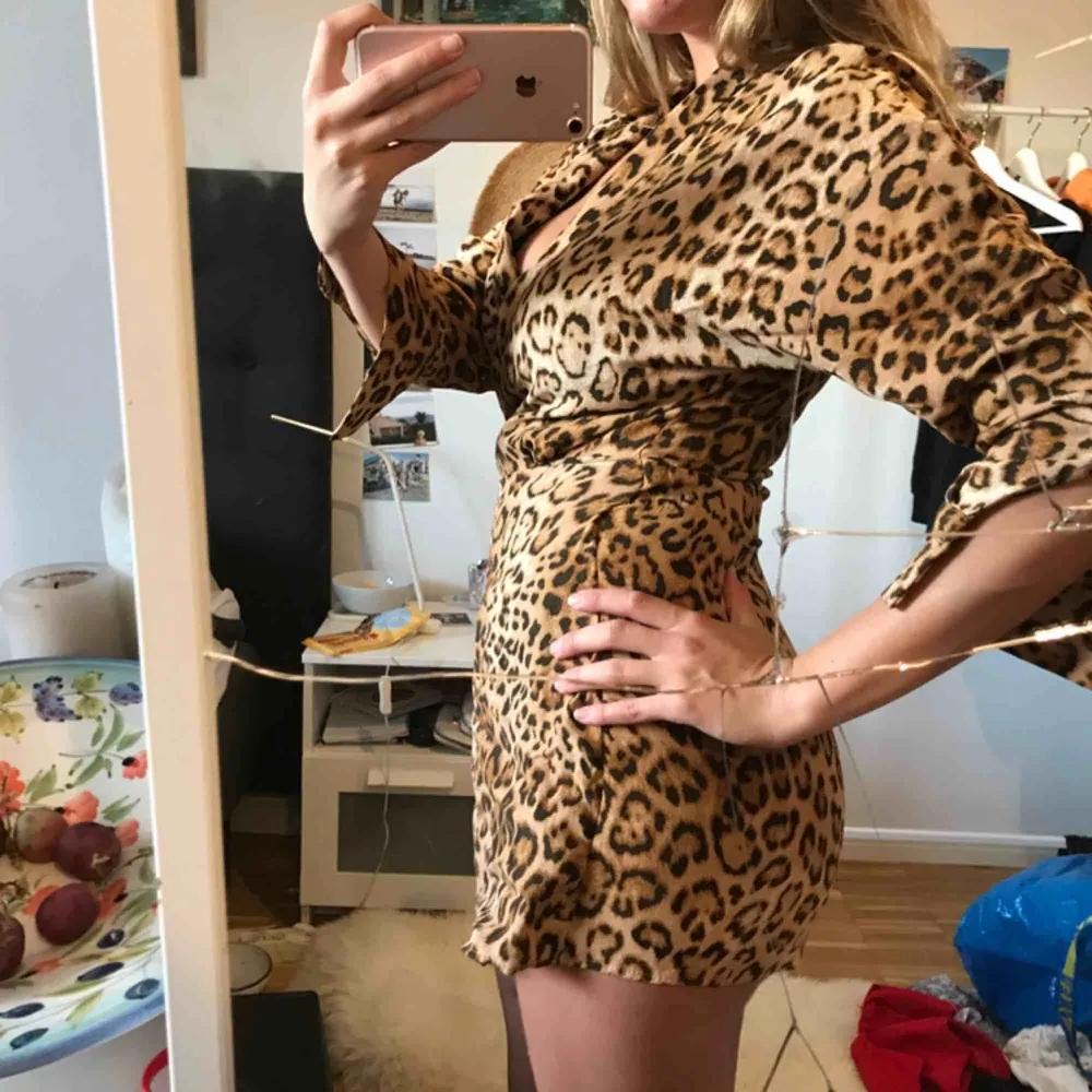 Byxdress-klänning i leopard från Zara storlek XS! Köpt för 399kr, aldrig använd (lappen kvar). Shortsen stängs med dragkedja så den sitter på plats och sedan knyter man över klänningen. Shorts i bak. SKITSNYGG! ❤️. Klänningar.