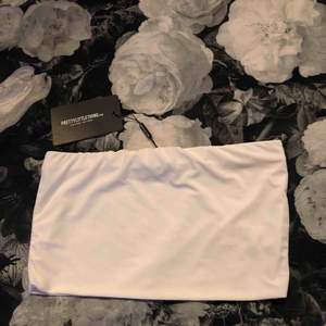 Basic vit bandeau topp från Pretty Little Thing , oanvänd, säljs pga för liten