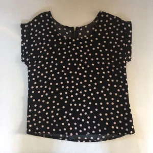 - Jätte söt blus från Second Hand. Står inte stlr eller märke men gissar på S då det är min storlek. Använd kanske 2 gånger. 