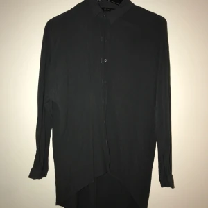  - Mörkgrå skjorta, boxformad