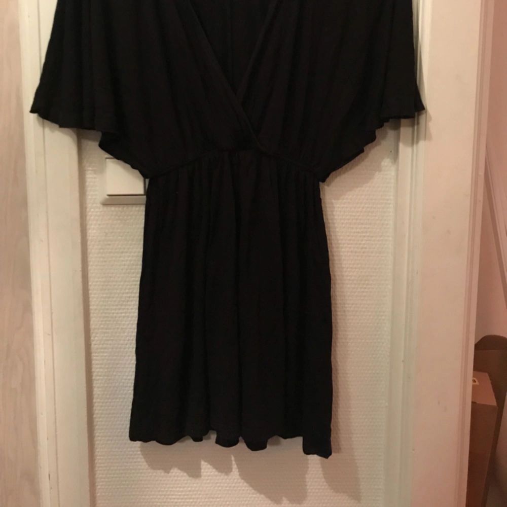 Kort klänning med stora armar,  Plick Second Hand