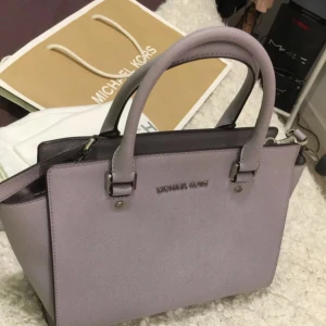  - Mk väska som jag inte har användning utav, super ren och väl omhändertagen. Dustbag, care card, kvitto och påse medföljer. Köpt den 3:e mars 2016. Frakta får man själv stå för. 