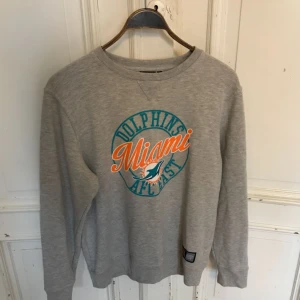  - NFL Miami Dolphins Collage Tröja. Hämtas i Uppsala eller kan skickas spårbart för 53 sek