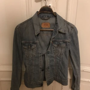  - Vintage Levis Jeansjacka 70590 8590 Hämtas i Uppsala eller skickas spårbart för 53 SEK
