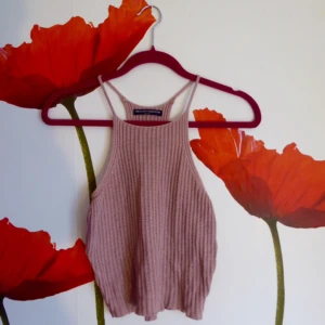  - Jättefint ljusrosa, stickat linne från Brandy Melville. Som nytt. Frakt: 28 kr 🌸