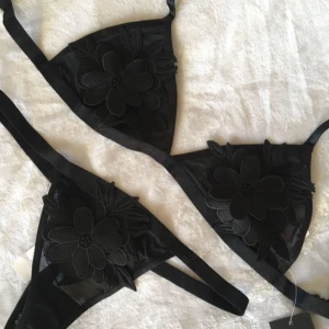  - Helt nytt underklädesset i mesh tyg med blombrodyr. Lappen kvar.