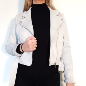  - Bikerjacka i mockaimitation i storlek 38 från NLY Trend säljes för 100kr, frakt tillkommer. (Nypris 599kr) Jackan är endast använd 3-4 gånger och är i bra skick. Betalning sker via swish.