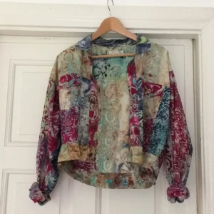  - Cool, tunn, handgjord batikjacka i "jeansjackemodel". Märkt M men skulle säga att den passar XS-L beroende på hur man vill att den ska sitta. Sparsamt använd och i mycket fint skick! 