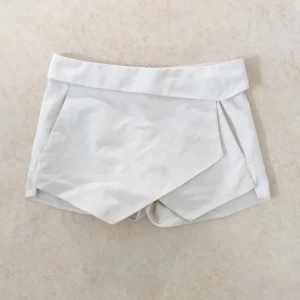  - Köparen står för frakt. Skjorts/kjol. 