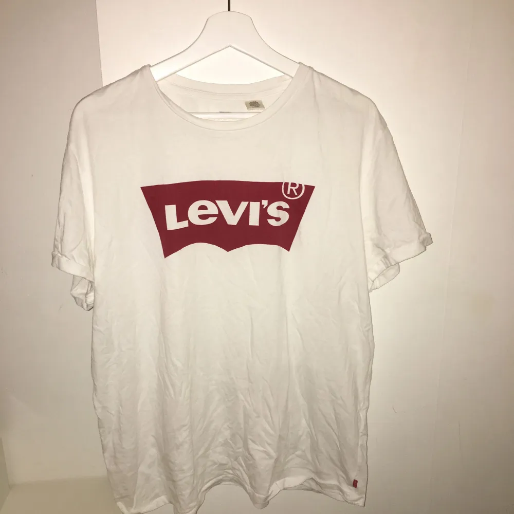 Levis T-Shirt i storlek XL Använd men i gott skick  Sälj pga: för stor Uppsydda armar . T-shirts.
