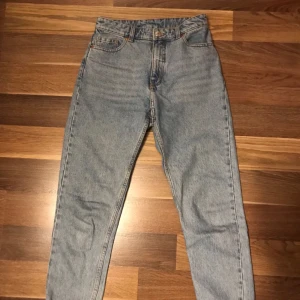  - Säljes Monki Kimomo high-waist mom jeans (storlek 26) i bra skick! 170kr! Nypris är 400kr.