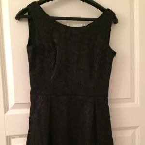  - En fin klänning som är perfekt till en fest eller en cocktail. Set står M med den är liten i storleken. Använd max 3 gånger. Nästan som ny!