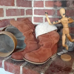  - Mocha leather boots made for cold autumns, winters and springs days lined with a thick layer of frank fur. I'm selling them because my feet have gotten smaller. Only used once.  Buyers pays shipping. Im happy to receive payment by Swish.  "som en drömjul" 