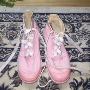  - Palladium blanc hi orchid pink, super sköna att gå i!