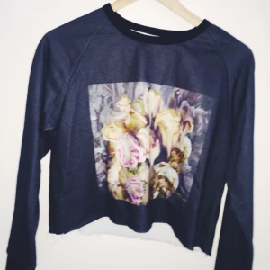  - Långärmad croptop från Junkyard. Bra skick.🌸Tröjan ser lite klippt ut längst ner. Motivet på bilden är rosor:) 