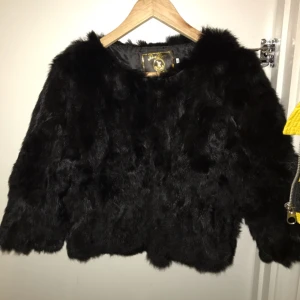  - Äkta kaninpäls i storlek XS/S med trekvartsärmar. Nyskick! Supergosig. Köpt på Monroe world för något år sen. 