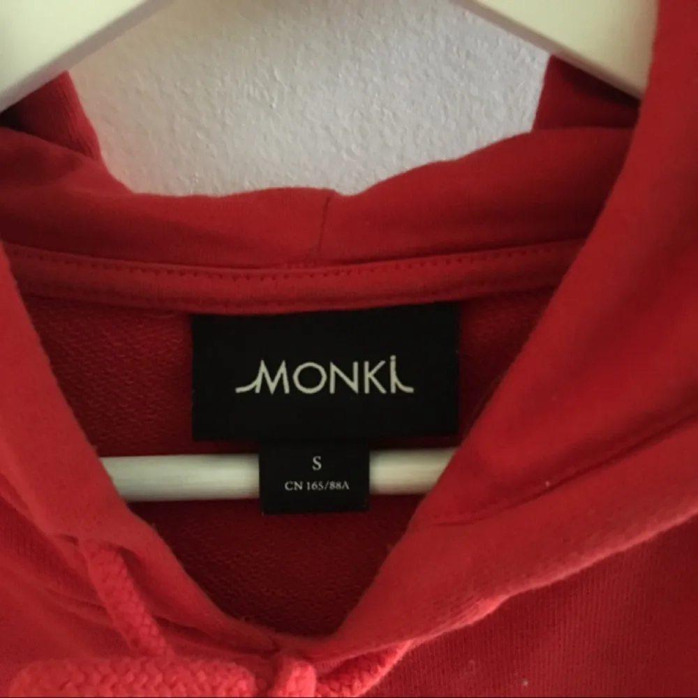 Röd, mysig hoodie från Monki, inköpt förra våren. Säljer pga att den aldrig kommer till användning.   Kan mötas upp i gbg, annars tillkommer fraktkostnad 💞. Hoodies.