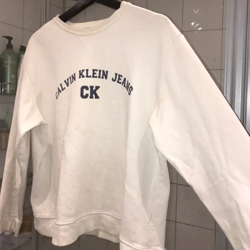Retro Calvin Klein sweater.  Off white med marinblå text. Något nopprig på insidan men helt felfri utifrån.  Kan mötas upp i Stockholm, annars står köparen för frakten! :) . Hoodies.