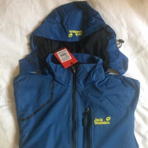  -  Helt oanvänd perfekt jacka ( Jack Wolfskin) med avtagbar luva. Fantastisk färg typ mittemellan petrolblå och koboltblå. Stl. 52 (L), herr. Säljes pga fel storlek