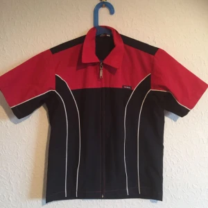  - Ascool, tuff dragkedje-skorta från diesel!  Snygg både öppen och knäppt. Står storlek large inuti, men är liten i storleken, passar perfekt på mig som har storlek S. Postar eller möter söder/söderort.