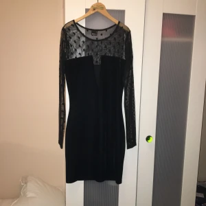  - Sammetsklänning med meshtyg. Passar till festliga sammanhang. Tillräckligt lång för alla dansstilar. 