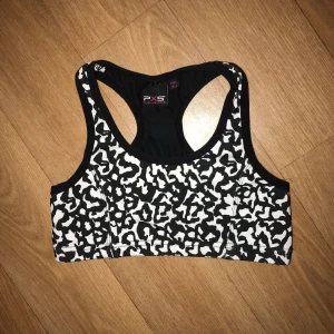  - En sport-bh som aldrig är använd pga för liten, passar på S & XS. 
