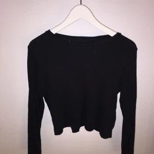  - Lite kortare svart tröja, jättefin med ett par högmidjade byxor. Tyvärr ett litet hål vid nacken. 