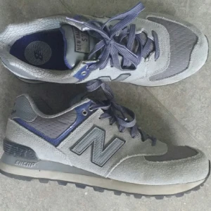  - New Balance 574 i strl 41 1/2. Jag har strl 41 och dom är lagom till mig. Är knappt använda så är i fint skick!! Kan skickas eller avhämtas i Göteborg!