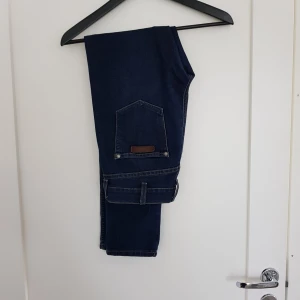  - Jeans hög midja  Jess  Säljes pga de är små för mig. Använd ca 5 gg. 