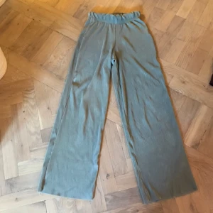  - Utsvängda byxor pastel färg