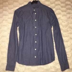  - Gantskjorta i storlek 34, jeansfärgad med små vita brodyrdetaljer. Gott skick, nypris 1000kr. Köpare står för frakt 