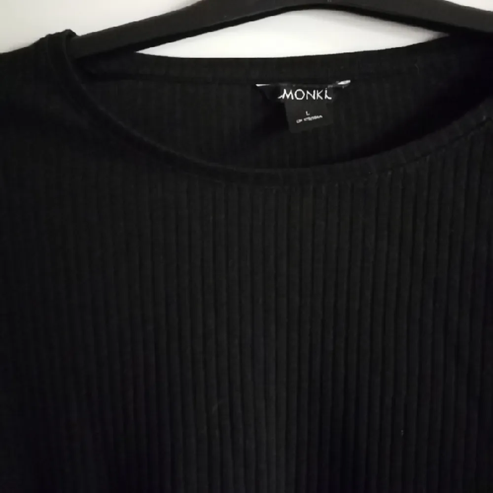 ◼️ Snygg långärmad tröja från Monki,säljes pga att jag aldrig använder den längre! Ribbat tyg, något 