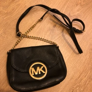  - Säljer min äkta svarta axelremsväska, CROSS-BODY VÄSKA MICHAEL KORS FULTON SMALL. Fint skick. Säljs för 950kr
