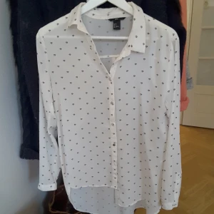  - Tunn Skjorta med diamanter på