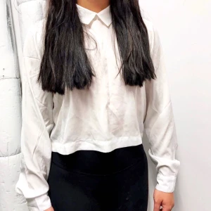  - Blus med hög krage från Vila i storlek S säljes för 50kr, frakt tillkommer. Betalning sker via swish.