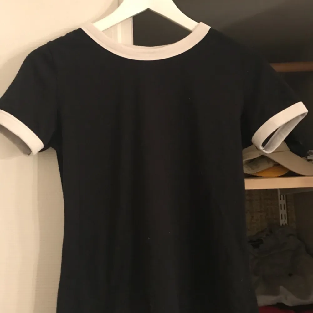 Snygg och enkel tröja från H&M. Passar bra till typ vad som helst💫 Endast använd ett fåtal gånger. Frakten står köparen för💞 . T-shirts.