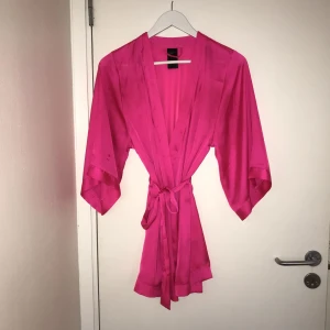  - Chockrosa kimono från hm. Kan mötas i Stockholm eller skickas mot halva fraktkostnaden. 