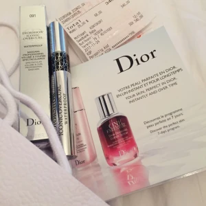  - Dior iconic overcurl mascara waterproof i färgen svart. Den är nyköpt (se datum på kvitto) och endast testad en gång. Den passade inte mina fransar. Läs recensionerna på kicks, alla andra verkar tycka att den är helt amazing.   Jag skickar med produktprover från Dior.   Levereras i en lyxig påse.