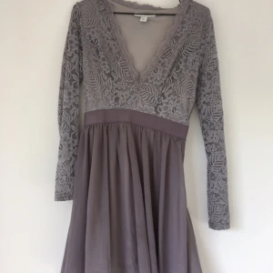  - Fin klänning säljes pga fel storlek. Mycket bra skick och färg som passar bra både på sommaren och till vintern   Köparen står för frakten ✨