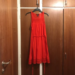  - Korallröd sommarklänning med virkad spets från H&M. Använd ett fåtal gånger. 